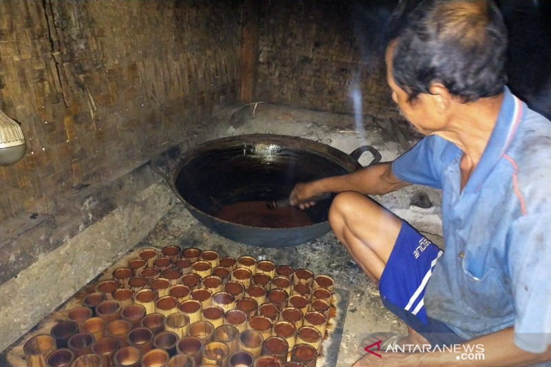 Perajin gula merah Cianjur mengeluh pemesanan dan harga turun