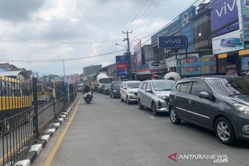 Jalur Puncak-Cianjur dipadati kendaraan nomor polisi luar daerah