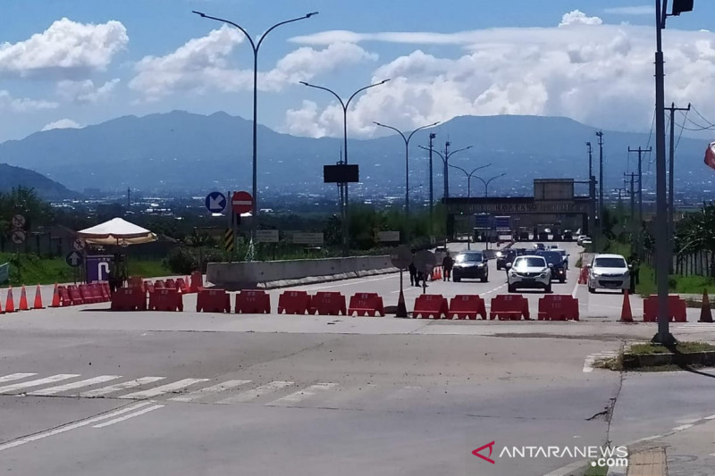Polisi terapkan aturan ganjil-genap kendaraan bermotor di Kabupaten Bandung