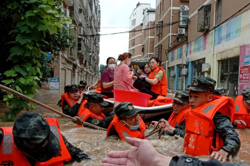 Banjir paksa 54.000 warga China dievakuasi, proyek pertambangan ditutup