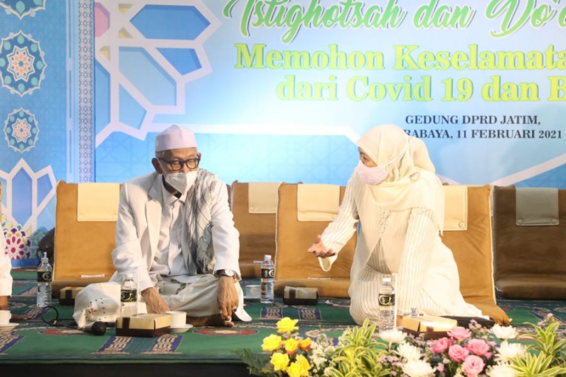 Khofifah ajak doakan kondisi ketum MUI terus membaik usai kecelakaan - Vimarsana News