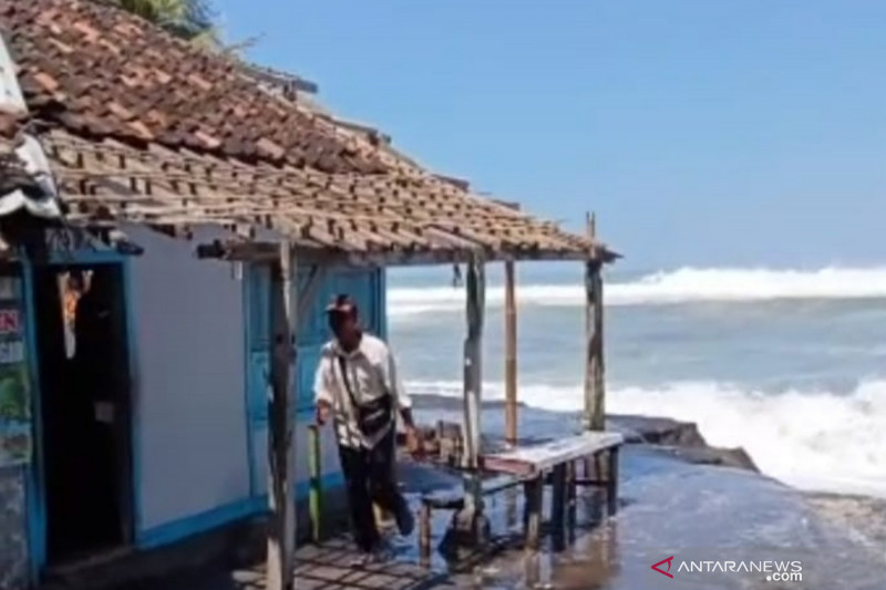 Pemilik bongkar warung di pinggir pantai hindari gelombang tinggi