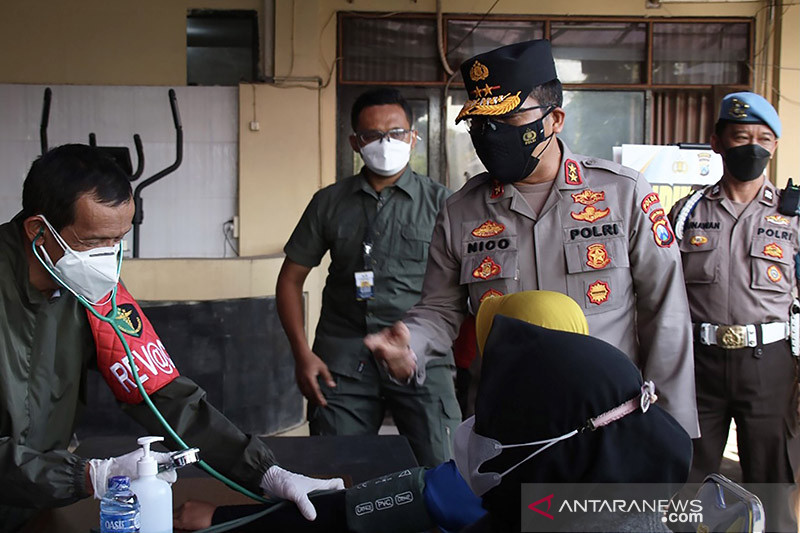 Kapolda Jatim cek pelaksanaan vaksinasi untuk Aremania di Malang - Vimarsana News