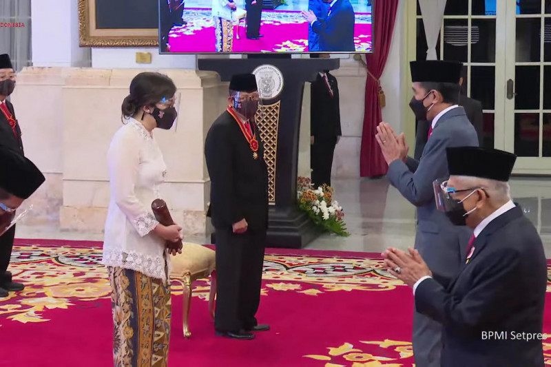 Presiden Jokowi berikan Bintang Mahaputera Adipradana kepada Artidjo Alkostar
