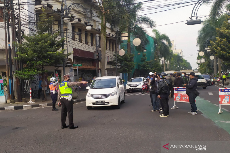 Polisi uji coba ganjil-genap kendaraan di Kota Bandung