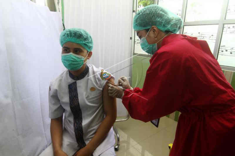 Tenaga kesehatan di Indramayu mulai disuntik vaksin dosis ketiga