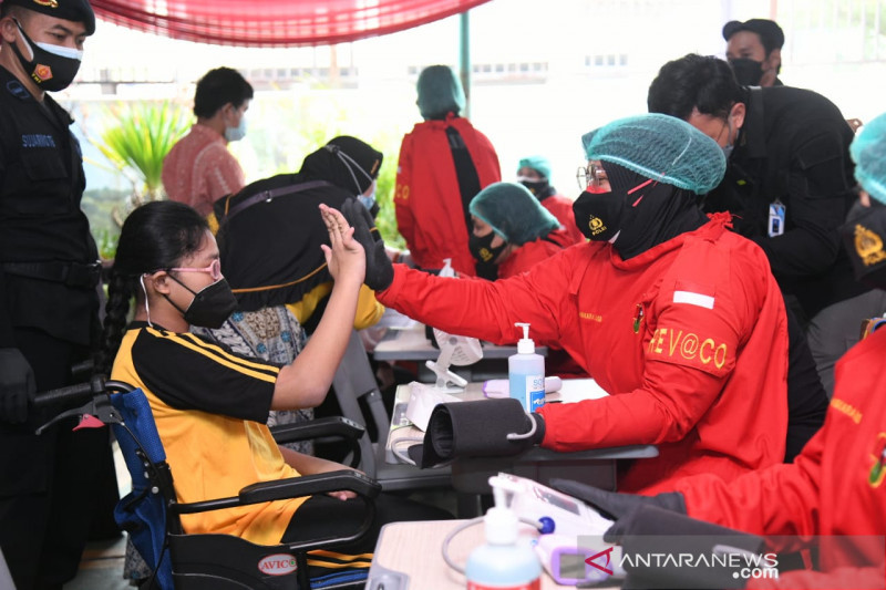 Korps Brimob Polri vaksinasi anak berkebutuhan khusus di Depok