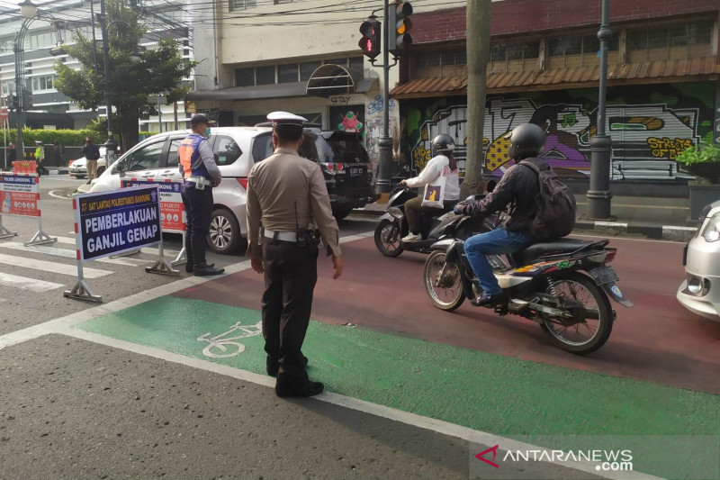 Kendaraan pelat B mulai padati jalur wisata di Kota Bandung