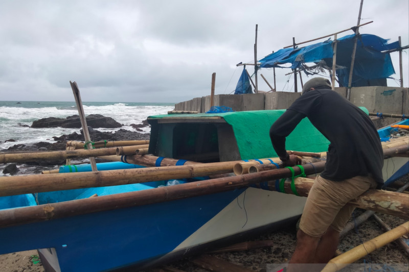 Ratusan nelayan pantai selatan Cianjur alih profesi jadi buruh tani