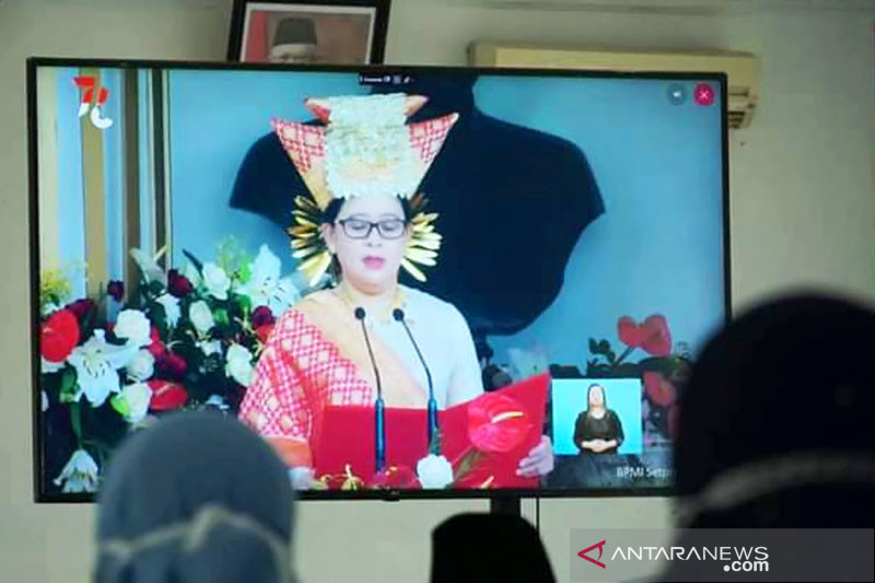 Bupati bangga Puan berbusana Tanah Datar saat baca teks proklamasi - Vimarsana News
