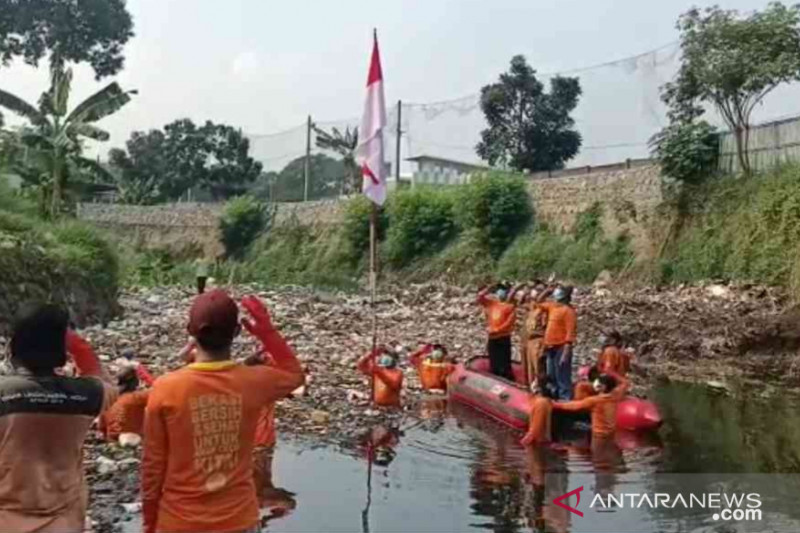 Pahlawan kebersihan Bekasi upacara HUT kemerdekaan RI di tengah lautan sampah