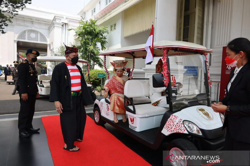 Ketua DPD RI kenakan pakaian Madura pada HUT Ke-76 RI - Vimarsana News