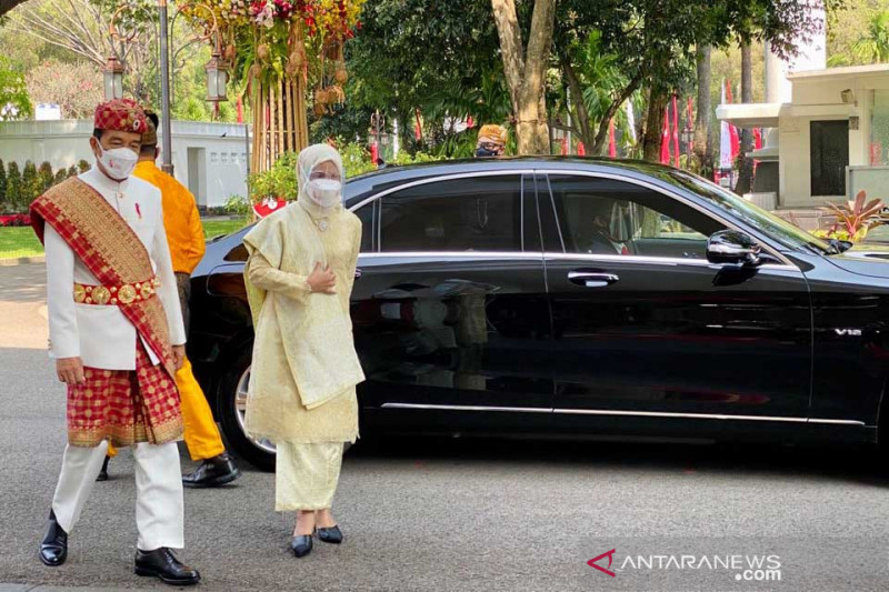 Desainer nilai Jokowi mempesona kenakan busana adat Lampung Pepadun