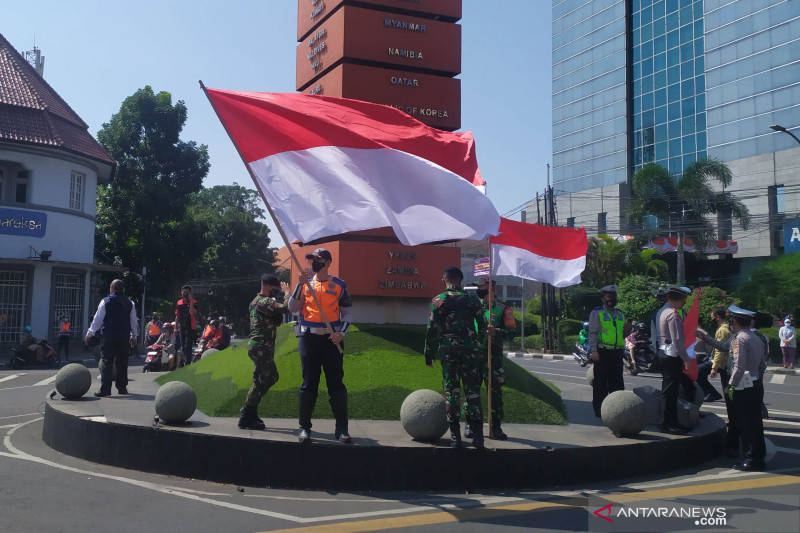 Pelintas Jalan Asia-Afrika Bandung khidmat dengarkan lagu Indonesia Raya