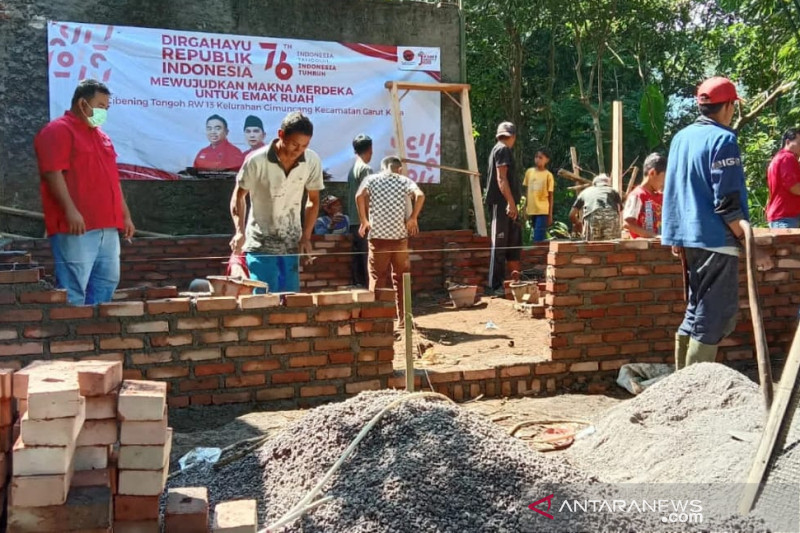 Warga dan kader PDIP Garut peringati HUT RI dengan bangun rumah keluarga miskin