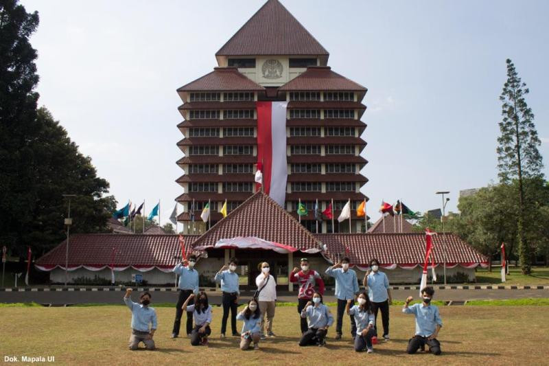 Mapala UI bentangkan kain merah putih raksasa di gedung rektorat