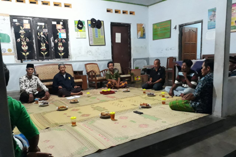 Legislator-warga Lendah Kulon Progo gotong royong pasang listrik KK kurang mampu