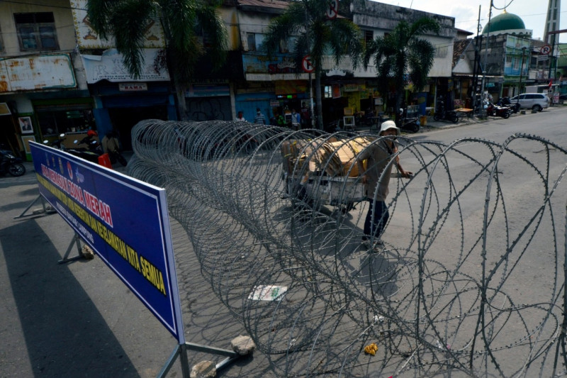 Penyekatan jalan protokol menggunakan kawat berduri