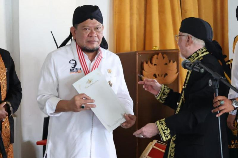 Ketua DPD RI mendapat gelar kehormatan dari Karaton Sumedang Larang