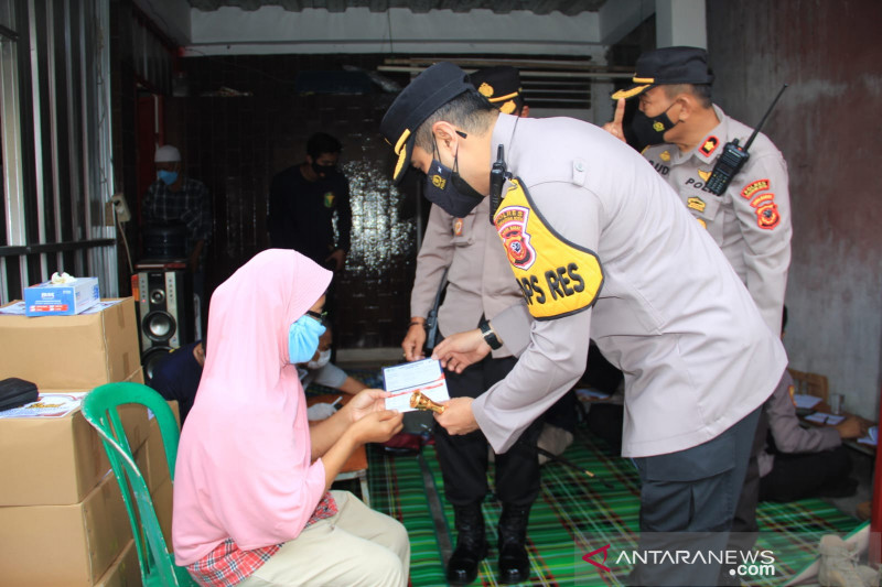 Personel Polres Sukabumi Kota vaksinasi warga dari rumah ke rumah