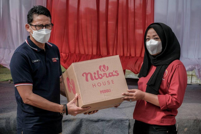 Sandiaga beri bantuan kepada pelaku parekraf di Desa Wisata Cangkuang Garut