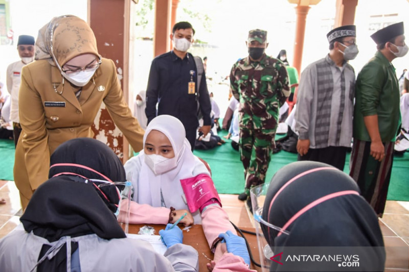 Vaksinasi COVID-19 di Purwakarta sasar kalangan santri