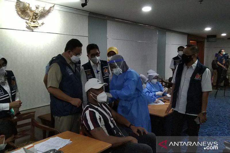 300 WNA menerima dosis COVID-19 pertama mereka di Balai Kota Jakarta