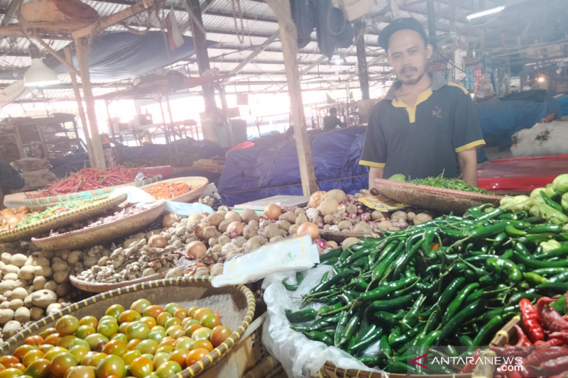 Harga tomat dan cabai di pasar Cianjur masih tinggi akibat stok minim