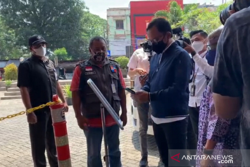 Wali Kota Bogor lakukan scan barcode sertifikat vaksin saat kunjungi pusat perbelanjaan