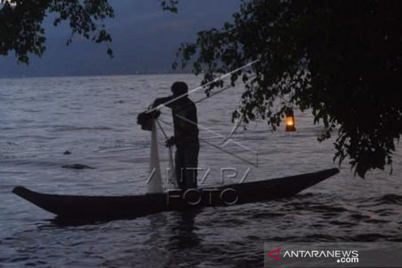 Nelayan Jala Danau Singkarak