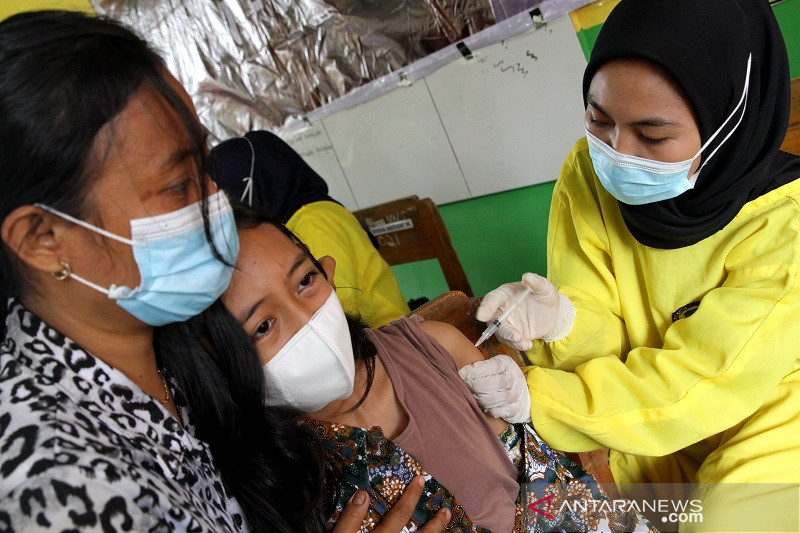 VAKSINASI COVID-19 SERENTAK SISWA SMP