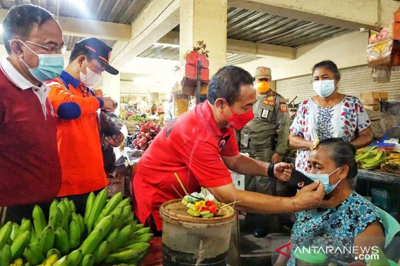 Kemendag bagi masker ke sejumlah pasar rakyat dan modern di Depok