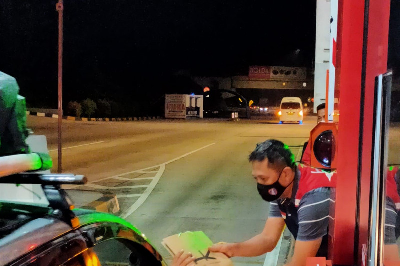 Tarif tol resmi naik, HK ruas Bakter berikan 50 bingkisan kepada pengguna tarif baru pertama