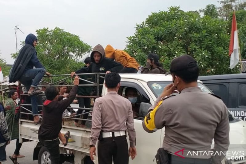 Belasan Bonek dibubarkan polisi di Stadion Wibawa Mukti Bekasi