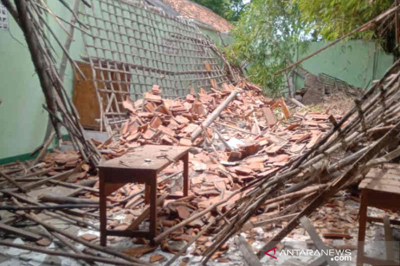 Atap gedung madrasah di Cirebon ambruk diterjang angin