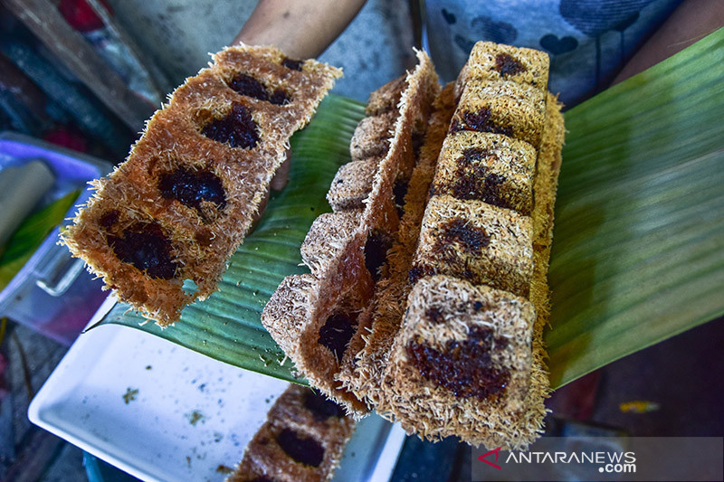 Video Kuliner Tradisional Maluku Bagaimana Membuat Sagu Gula Dengan Kayu Bakar Dan Oven Batu Antara News Ambon Maluku