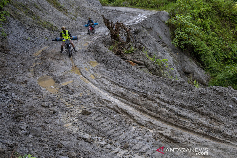 Distribusi Oksigen Gunakan Sepeda Motor Akibat Longsor