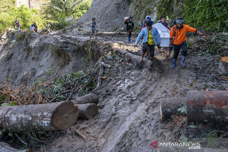 Pikul Jenazah Hingga 25 Kilometer Menembus Material Longsoran di Kulawi