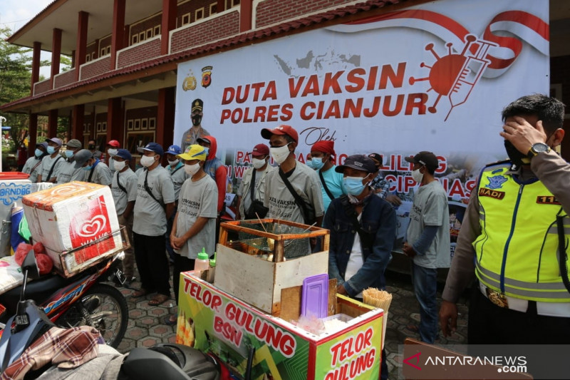 Puluhan pedagang keliling di Cianjur jadi duta vaksinasi COVID-19