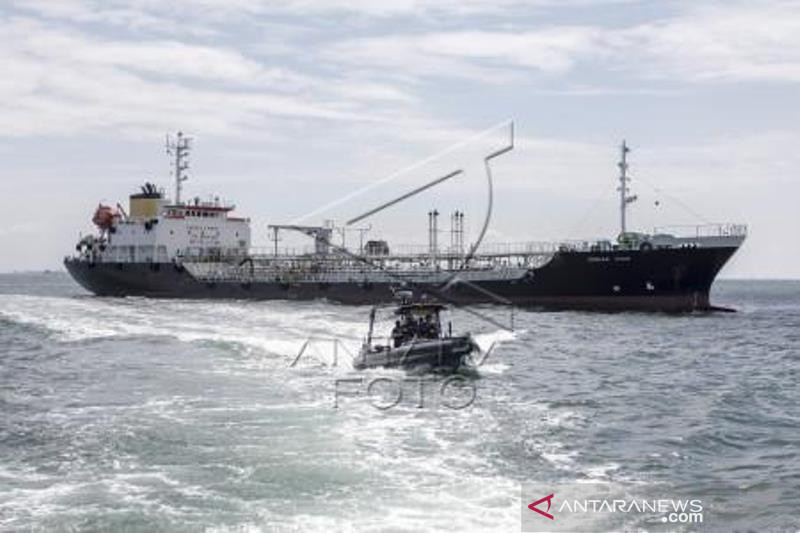TNI AL Tangkap Kapal Tanker MT Zodiac Star Di Perairan Batam