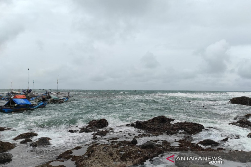 BPBD larang wisatawan berenang di pantai selatan Cianjur