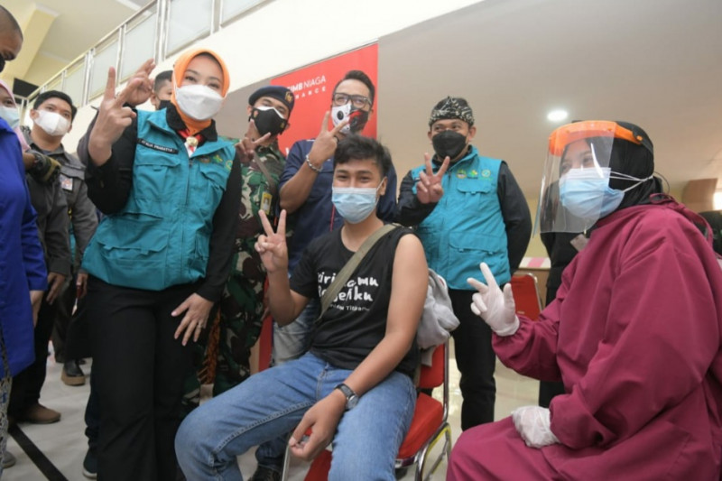 Pelajar Bandung antusias ikuti vaksinasi COVID-19 di SMKN 3