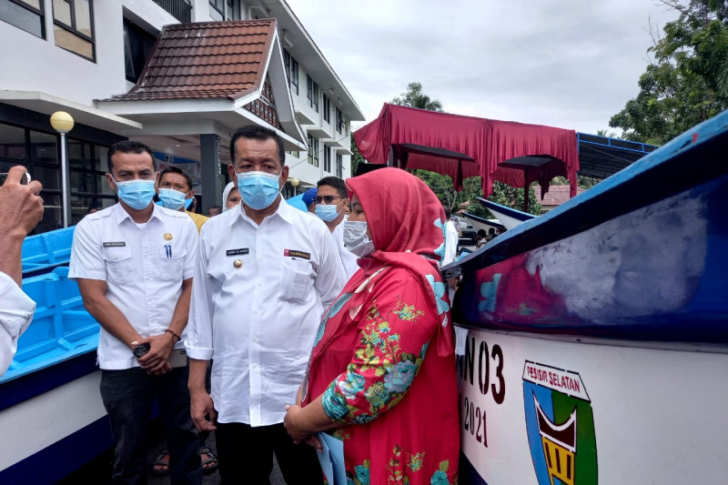 Serahkan bantuan senilai Rp1,1 miliar, Bupati ingatkan nelayan tidak menjualnya