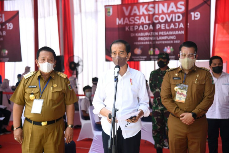 Presiden RI Jokowi tinjau pelaksanaan vaksinasi pelajar di Pesawaran