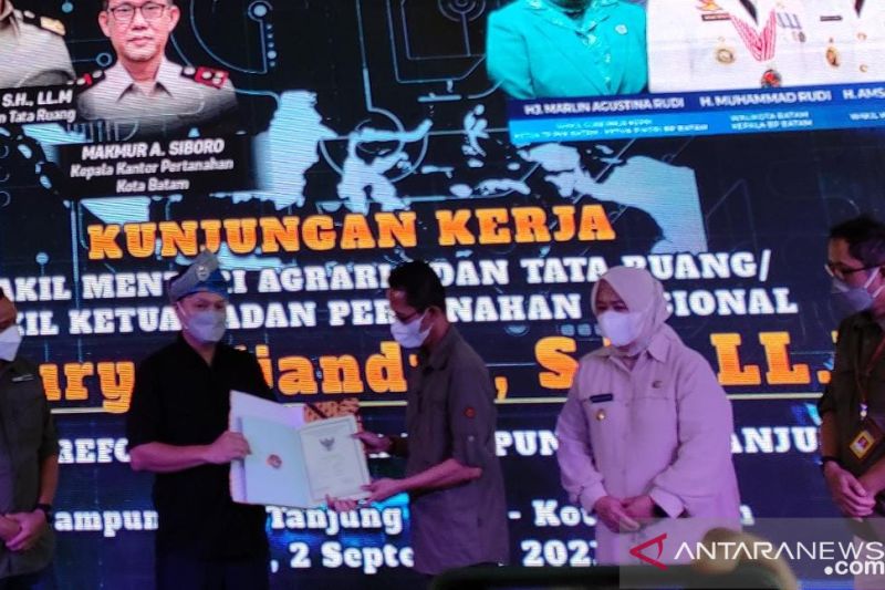 Warga Kampung Tua di Batam dapat sertifikat lahan