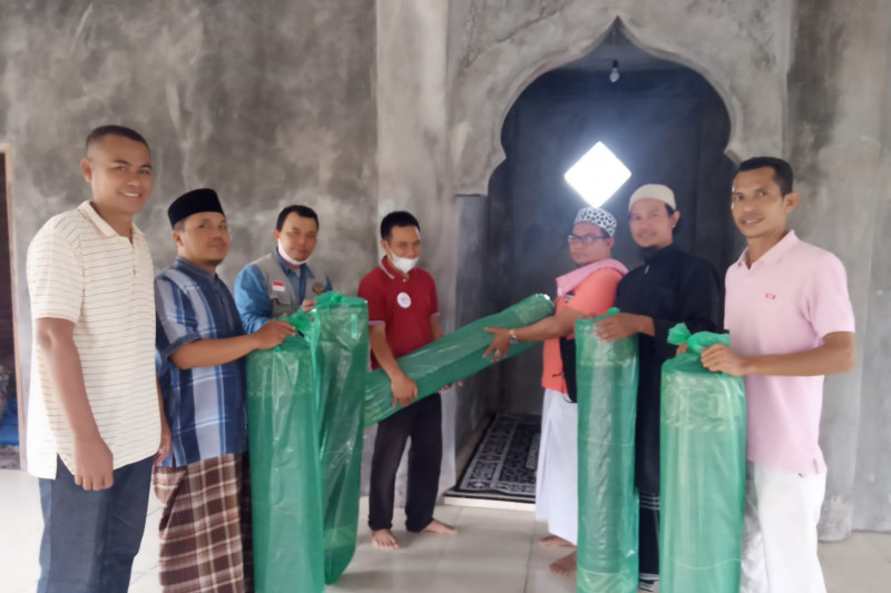 Tangan Berbagi serahkan bantuan karpet masjid