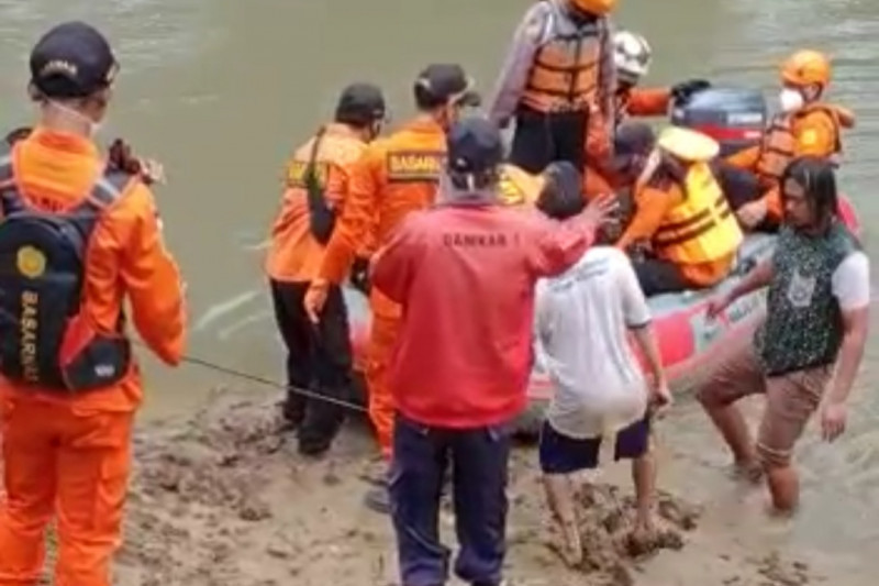 Tim Sar Temukan Korban Tenggelam Di Sungai Cidurian Tangerang Antara News