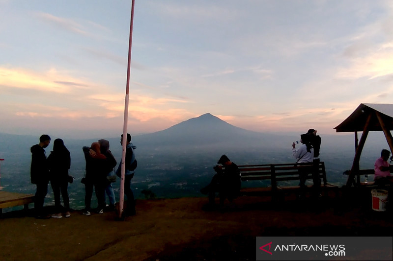 Garut miliki wisata baru pemandangan kota di Puncak Intan Dewata