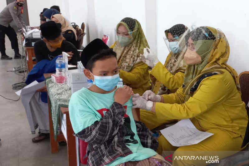Ribuan santri di Kabupaten Cirebon ikuti Vaksinasi Merdeka