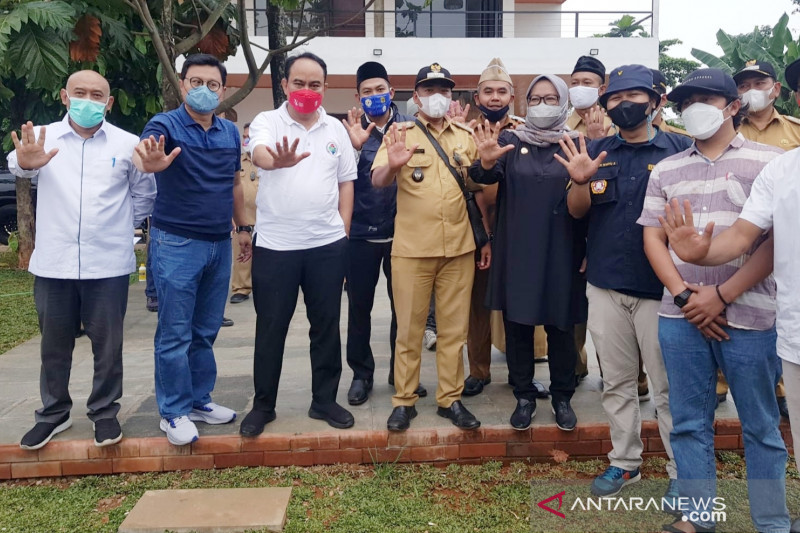 Wamendes PDTT sepakat bangun 10 lapangan bola standar internasional di Bogor